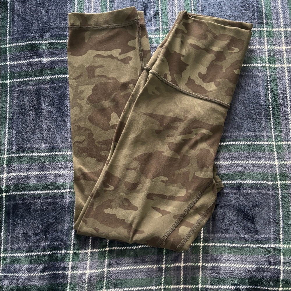 Lululemon camo Wunder Under leggings-size 2 - Picture 5 of 7